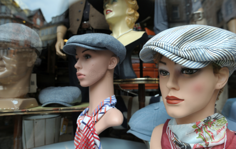 Kunstfoll gestaltetes Schaufenster