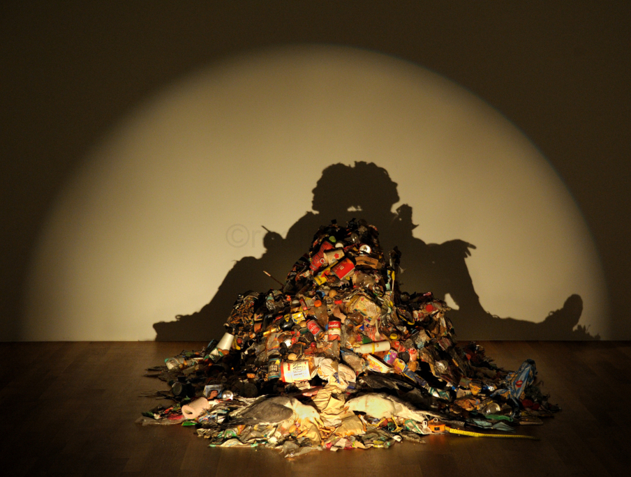 "Dirty white trash“ von Tim Noble & Sue Webster