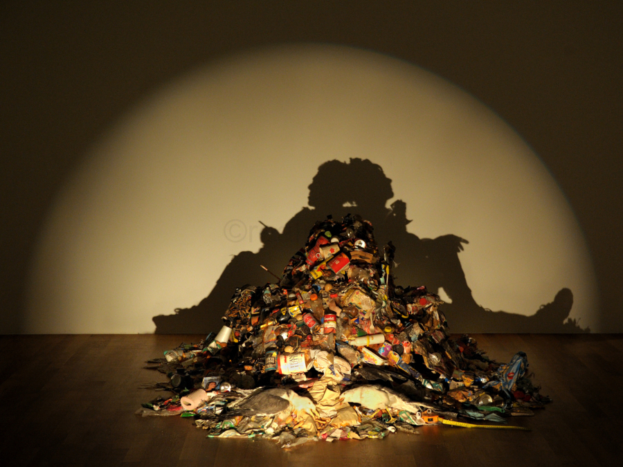 "Dirty white trash“ von Tim Noble & Sue Webster