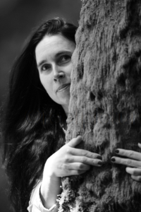 Frau im Halbportrait