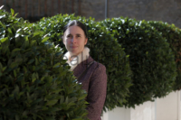 Portrait einer Frau in einem Park