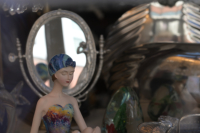 Gracefully designed female figure in swimwear in a shop window of a decoration shop. Anmutig gestaltete weibliche Figur in Badekleidung in einem Schaufenster eines Dekoladens.