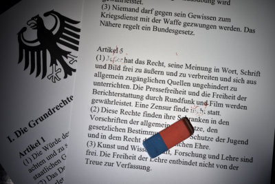 Nicht jeder hat das Recht seine Meinung zu äußern.