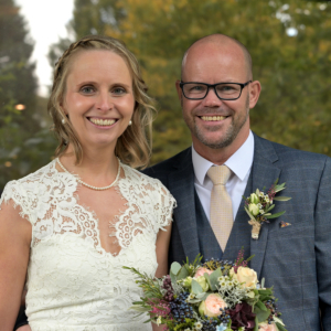 Das Paar kurz nach der Trauung vor dem Standesamt