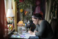 Portrait einer Künstlerin bei der Arbeit.