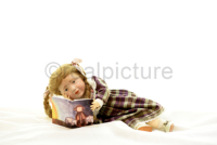 Puppe Elise liest ein Buch. Doll Elise is reading a book.