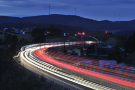 Fahrzeuge befahren in der Abenddämmerung die Marbachtalbruecke der A45. Vehicles are driving in the twilight the Marbachtal bridge of the highway A45.