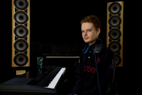 Ein Jugendlicher in seiner kreativen Umgebung.