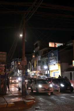 Nächtliche Straßenszene in Nasca