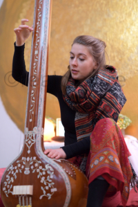 Nora Lotz (here with Tambura) is a Singer-Songwriter from Hannover (Germany). She plays many different instruments and sings very empathetic with a beautiful voice. Nora Lotz (hier mit Tambura) ist eine Singer-Songwriterin aus Hannover. Sie spielt viele v