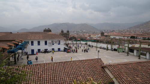 Schule und Sportplatz in Cusco