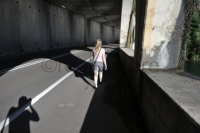 Der Schattenwurf des Fotografen wirkt wie ein permanenter Verfolger der jungen Frau.